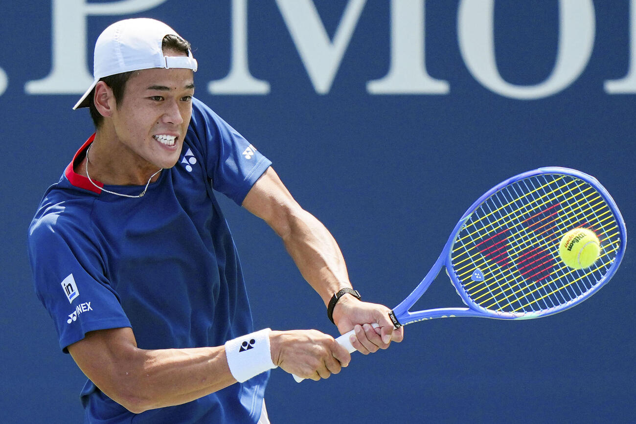 男子シングルス予選3回戦でプレーする坂本怜＝ニューヨーク（USTA／ゲッティ＝共同）