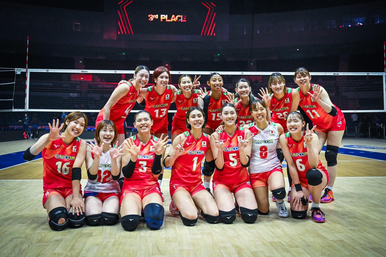 イランに勝利し、笑顔を見せる日本の選手たち（C）AVC Women Volleyball Continental Championship