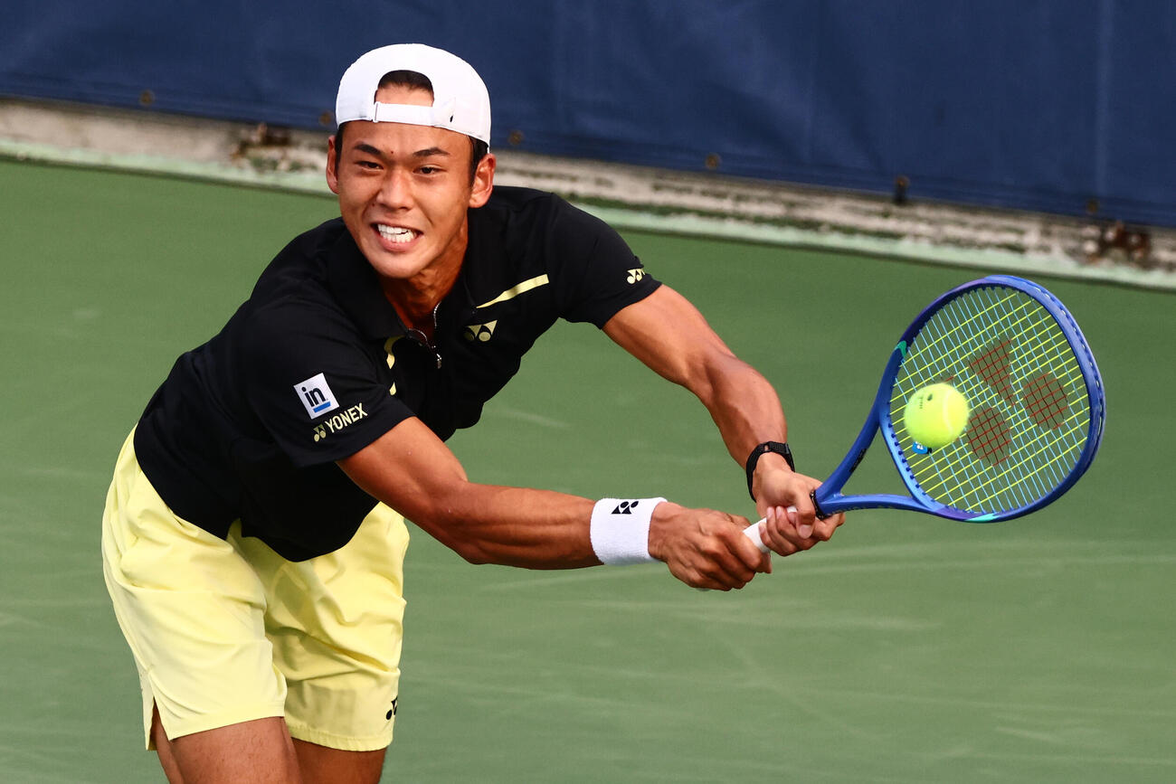 全米オープン1回戦　ショットを放つ坂本怜（AP）