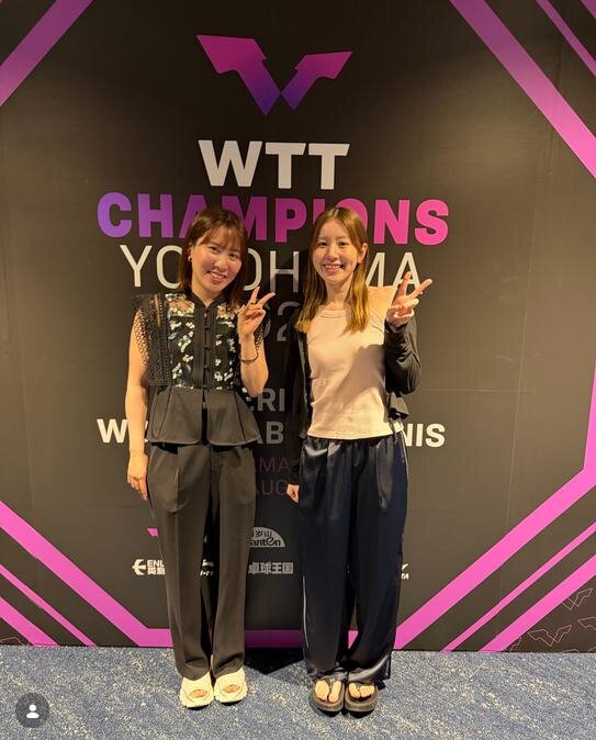 日本卓球協会の公式インスタグラムで公開された平野美宇（左）と志田千陽のツーショット写真