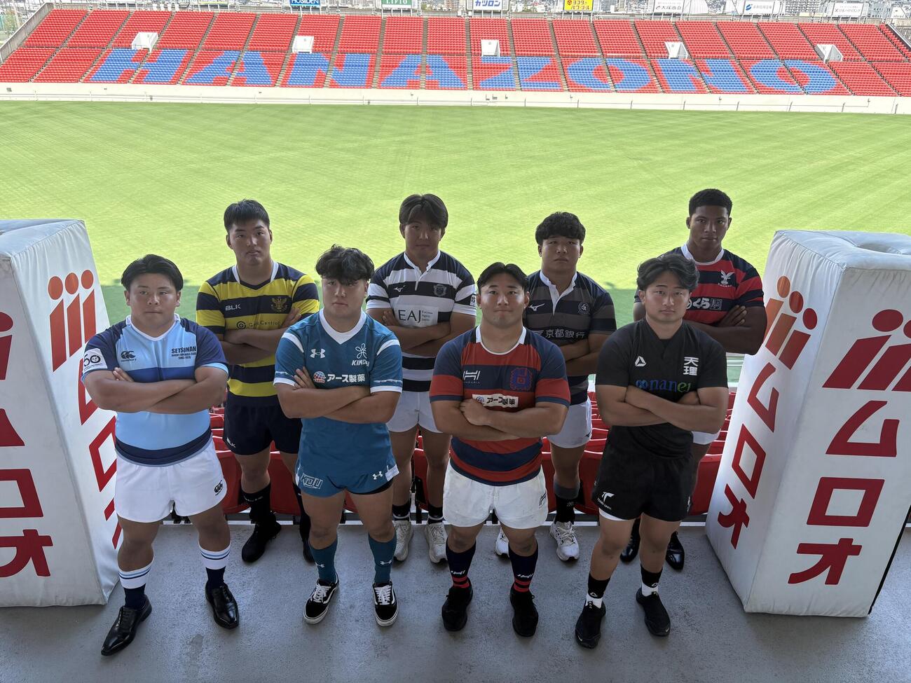 関西大学ラグビーの開幕に向けた会見に出席した京産大の石橋チューカ（後列右端）ら各大学の主将