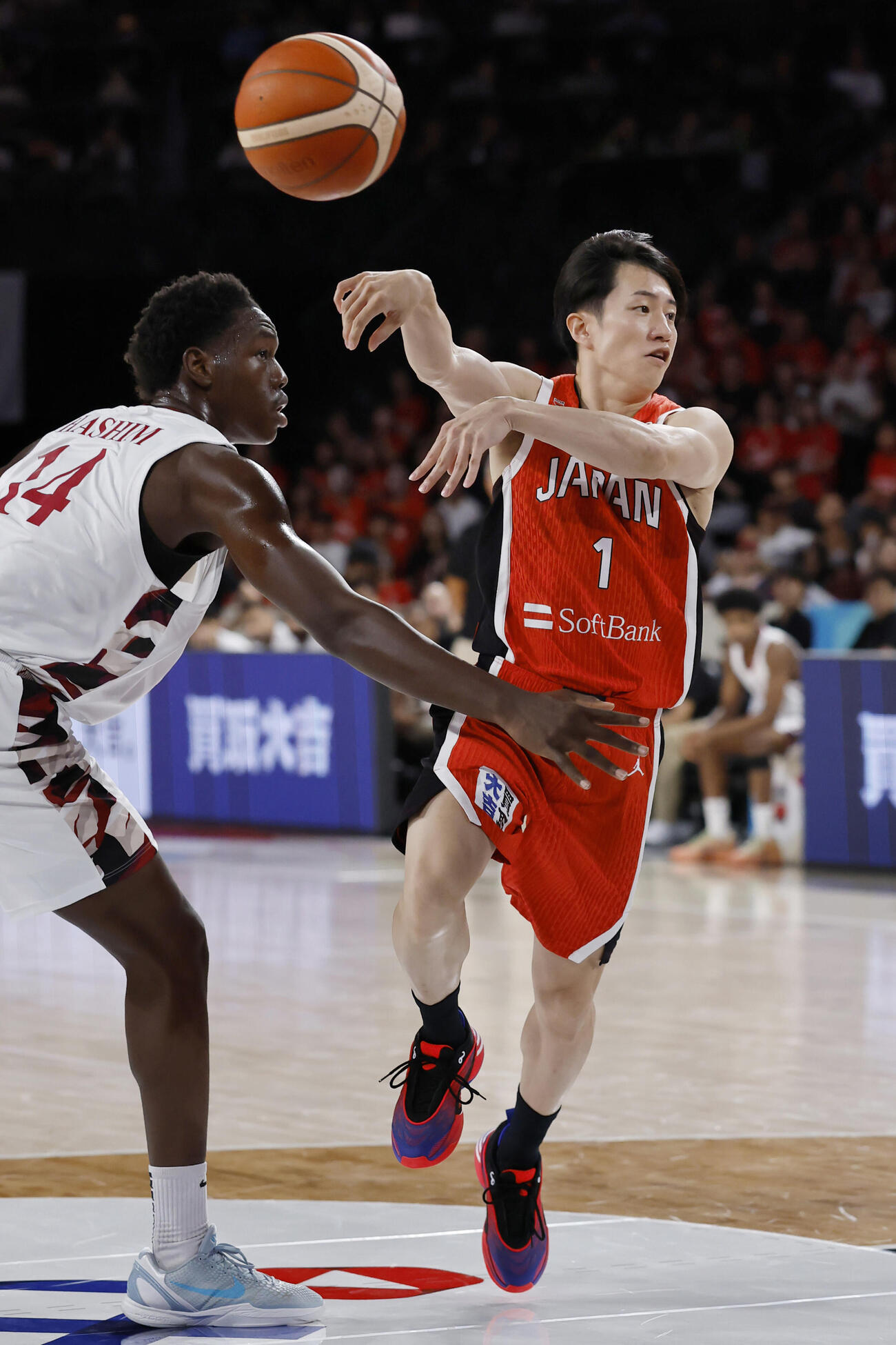 日本－カタール　第1クオーター、パスを出す斎藤（共同）