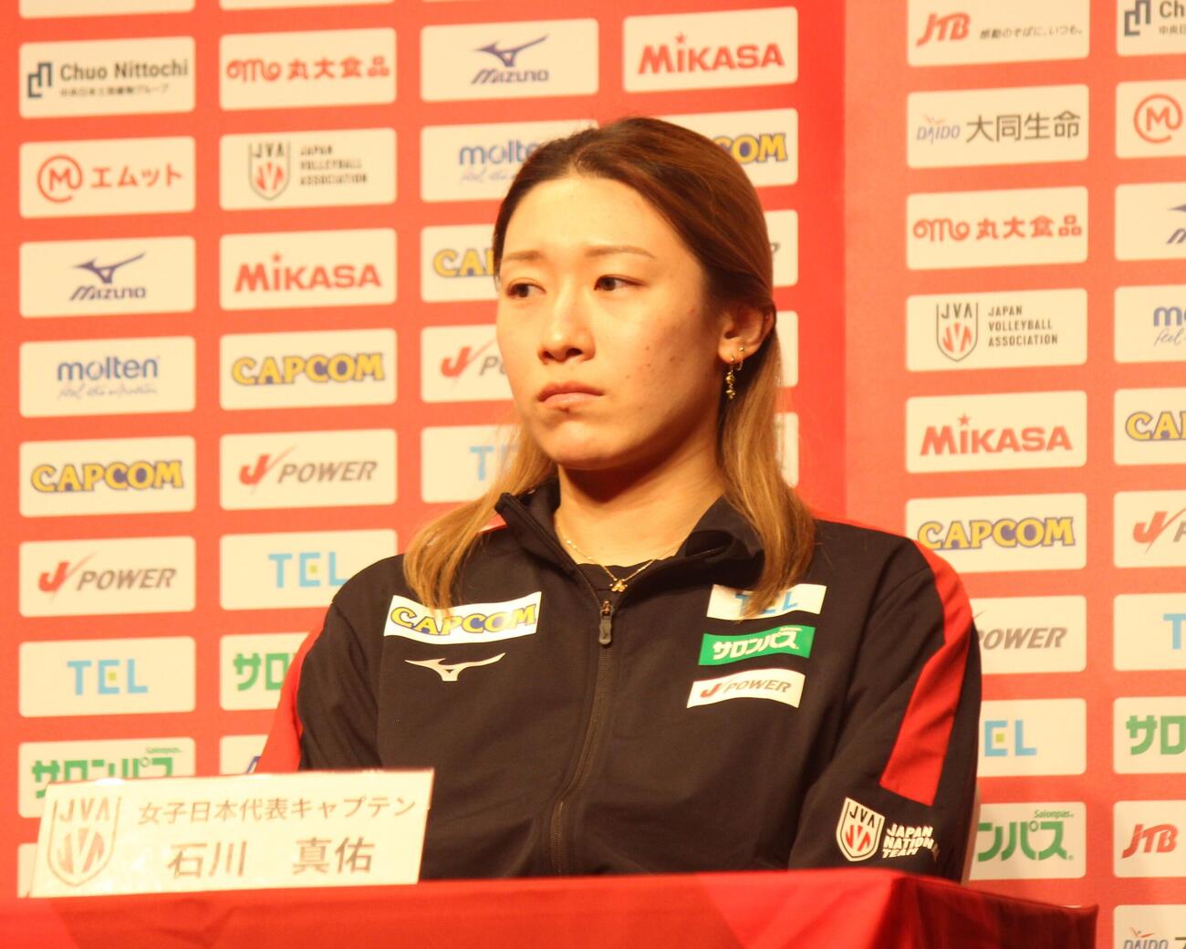 会見に臨むバレーボール女子日本代表の石川真佑