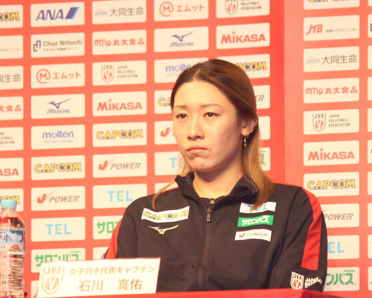 会見に臨むバレーボール女子日本代表の石川真佑