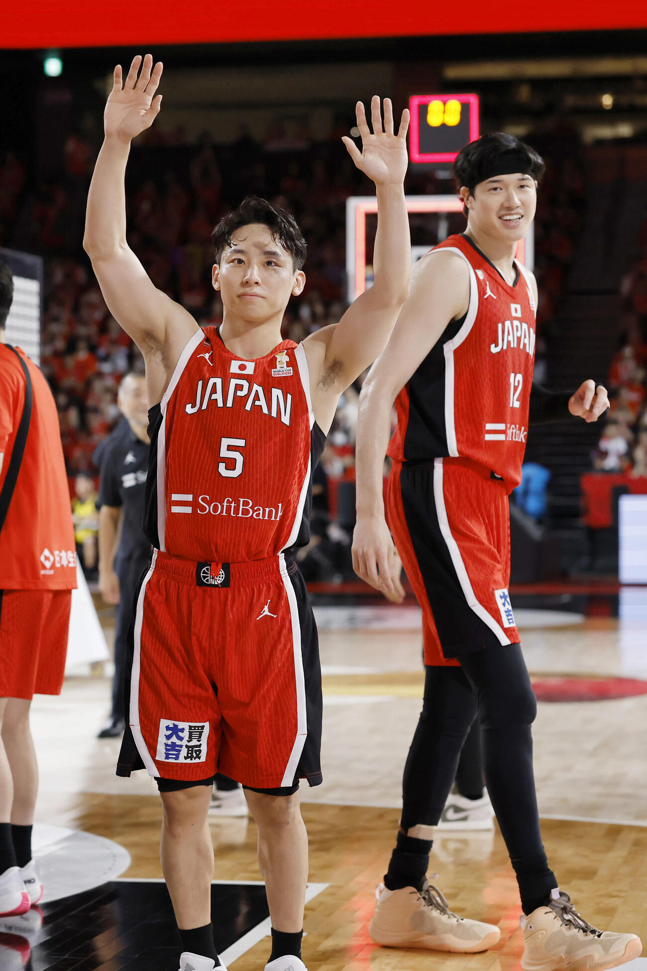 カタールに勝利し、歓声に応える河村。右は渡辺雄（共同）