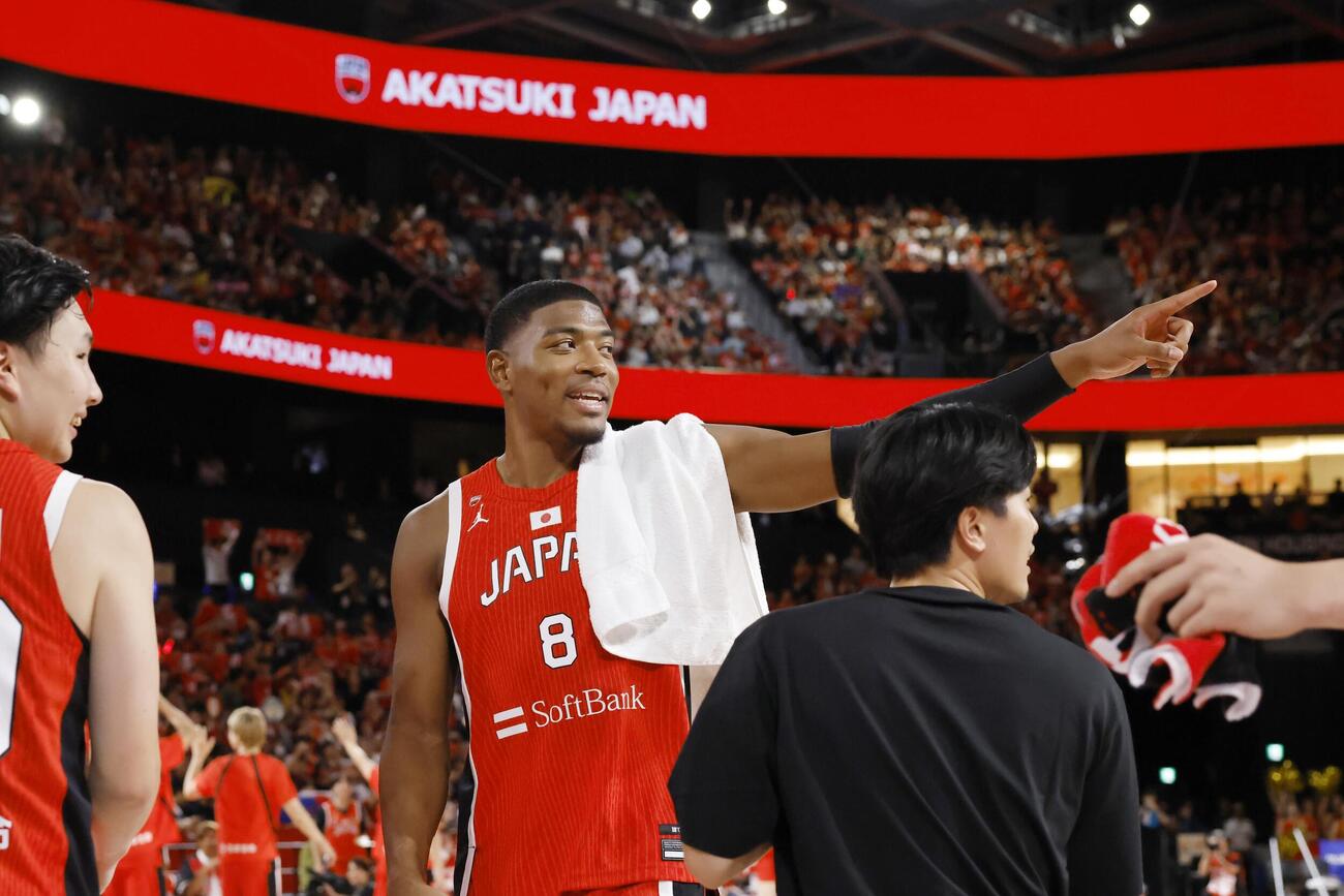 カタールに勝利し、笑顔の八村（共同）