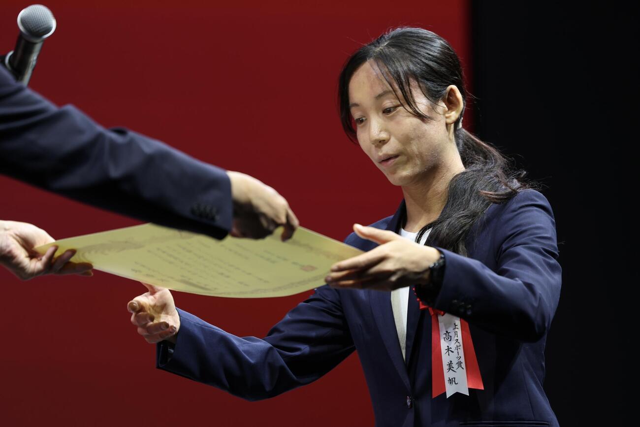 「上月スポーツ賞」の表彰を受ける高木美帆さん（撮影・河田真司）