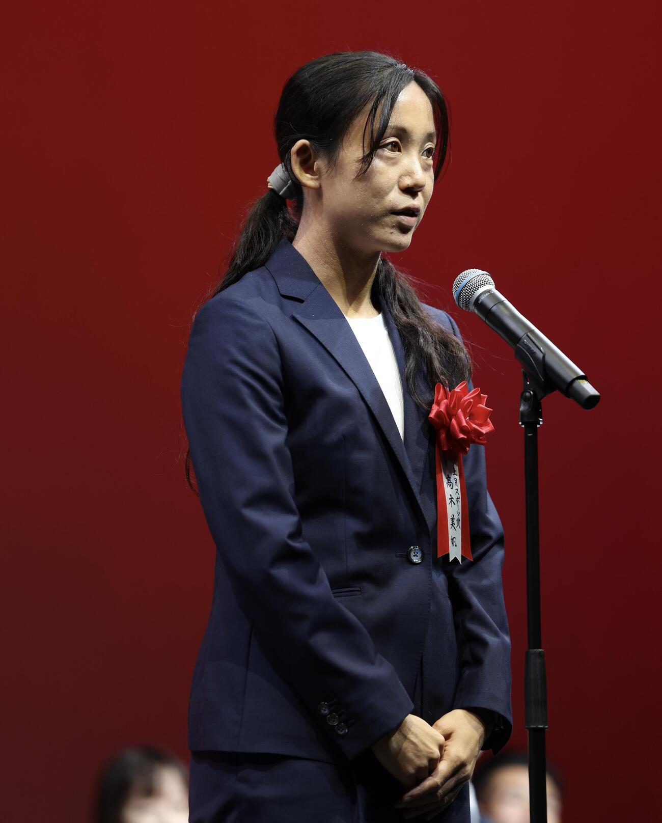 ステージであいさつする高木美帆さん（撮影・河田真司）