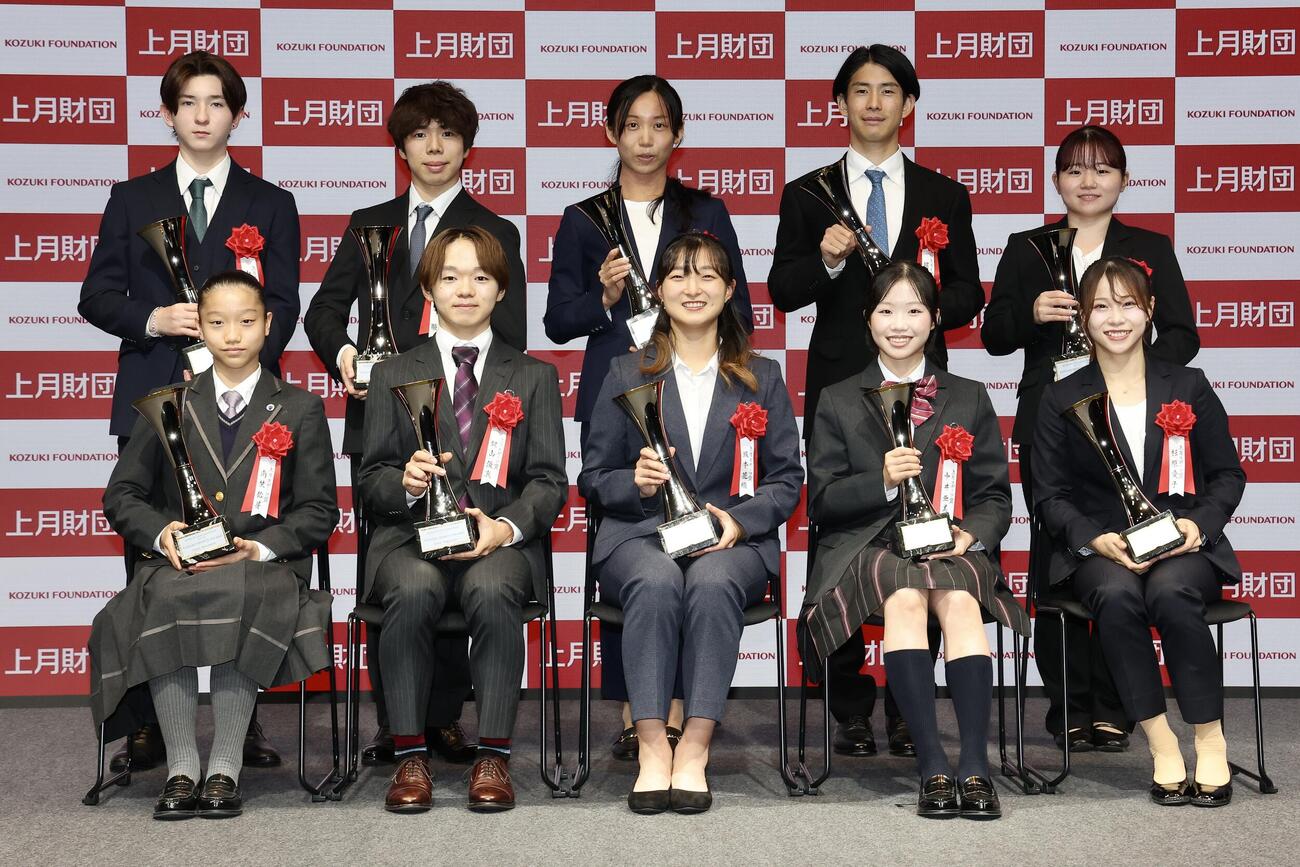トロフィーを手に笑顔で写真に納まる「上月スポーツ賞」受賞者たち。前列左から南埜佑芽、鍵山優真、坂本花織さん、中井亜美、杉原愛子、後列左から中田璃士、佐藤駿、高木美帆さん、堀島行真、田中沙季（撮影・河田真司）