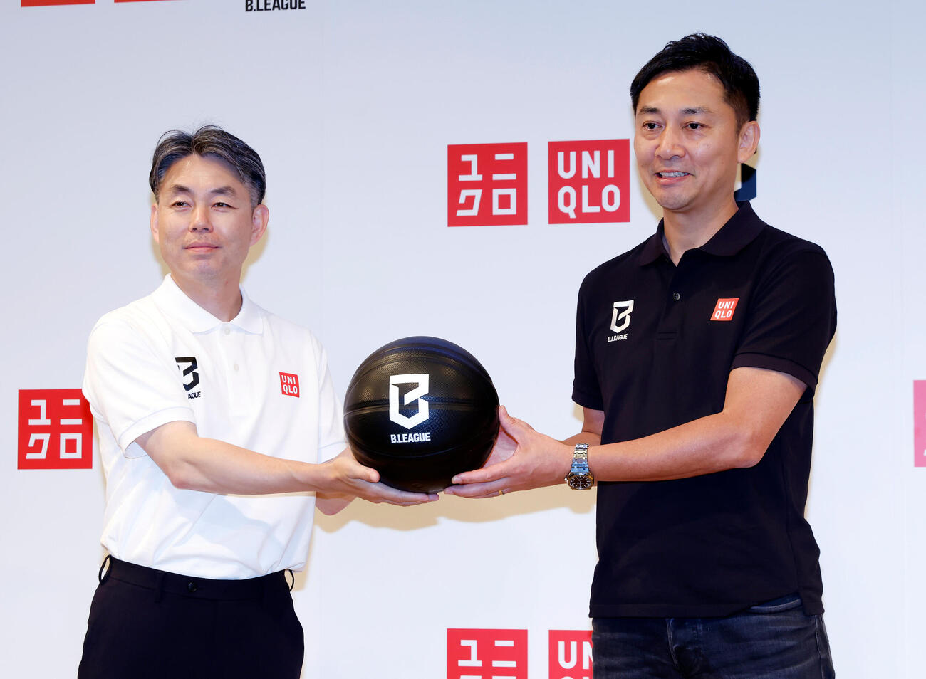 フォトセッションを行う柳井康治氏（左）と島田慎二コミッショナー（撮影・山本朝陽）