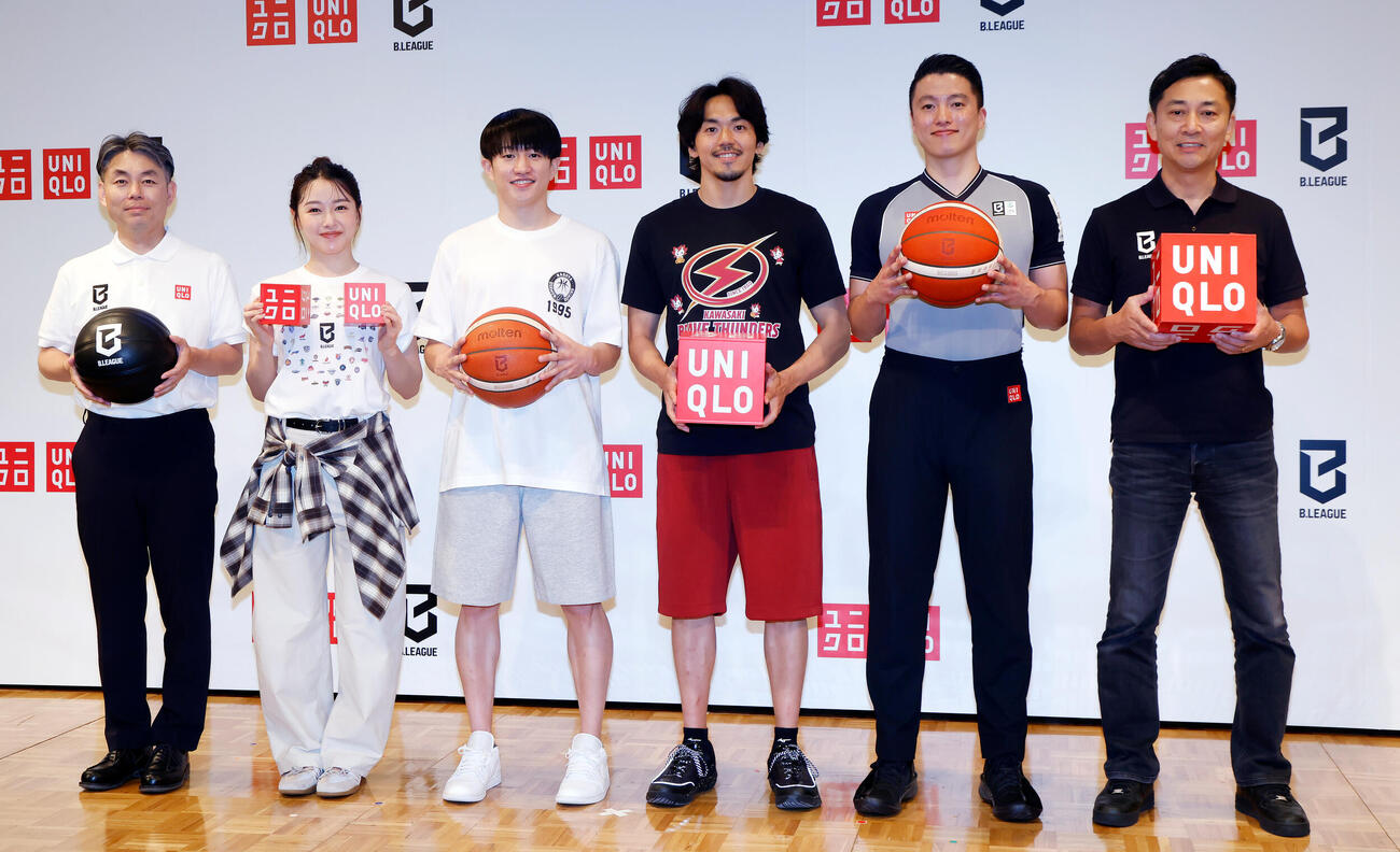 フォトセッションを行う登壇者、左から、柳井康治氏、桜井日奈子、名古屋D斎藤拓実、川崎篠山竜青、漆間大吾レフェリー、島田慎二コミッショナー（撮影・山本朝陽）