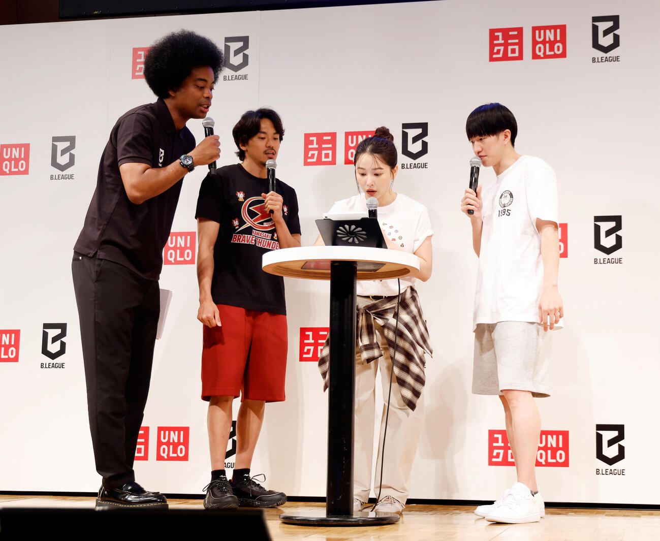サービスの体験をする登壇者、左から副島淳、川崎篠山竜青、桜井日奈子、名古屋D斎藤拓実（撮影・山本朝陽）