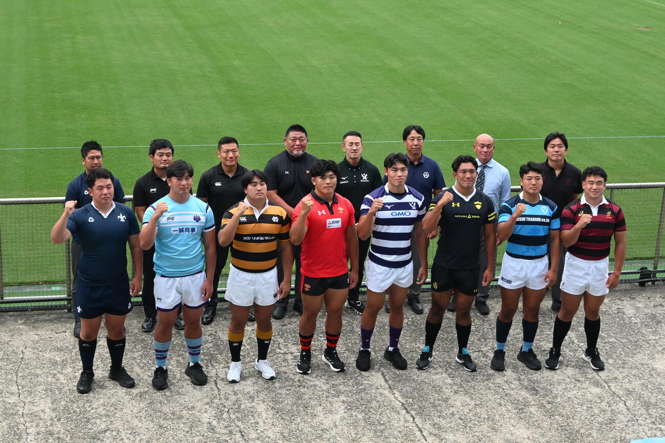 ラグビー関東大学対抗戦の開幕前会見に出席した選手（前列）と監督