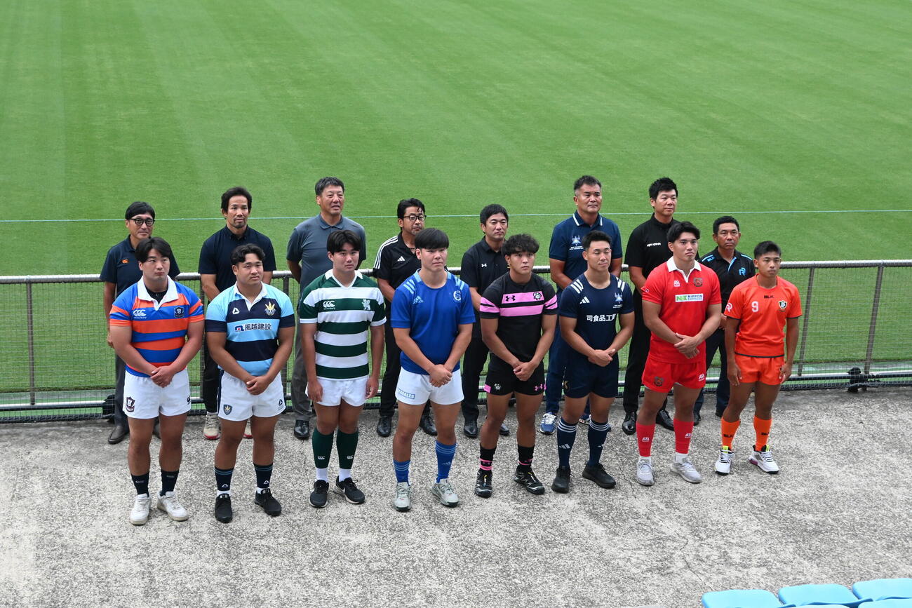 ラグビー関東大学リーグ戦の開幕前会見に出席した選手（前列）と監督