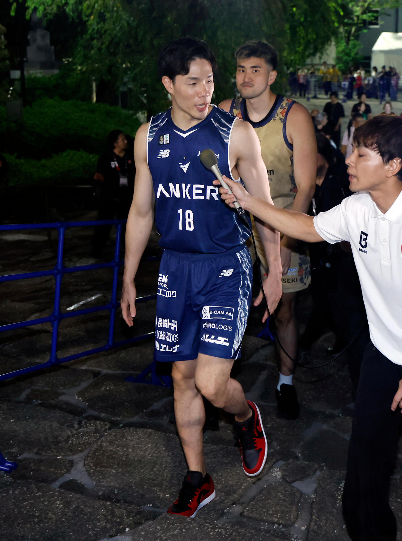 セレモニー内でミニパレードを行う長崎馬場雄大（撮影・山本朝陽）