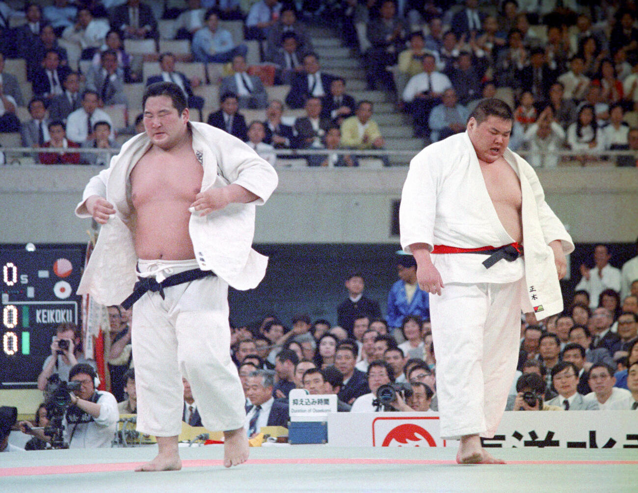 全日本柔道選手権　決勝　斉藤仁対正木嘉美　試合終了の瞬間の斉藤仁さん（左）。右は肩を落とす正木嘉美さん（1988年4月撮影）