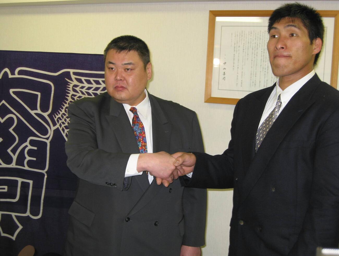 天理大柔道部の新監督に就任した篠原信一（右）と正木嘉美前監督＝2002年3月27日