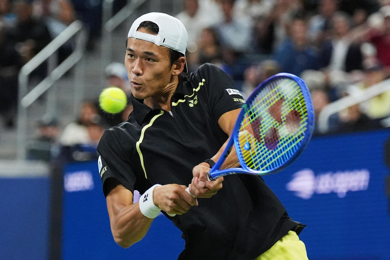 全米オープン2回戦でショットを放つ坂本怜（AP）