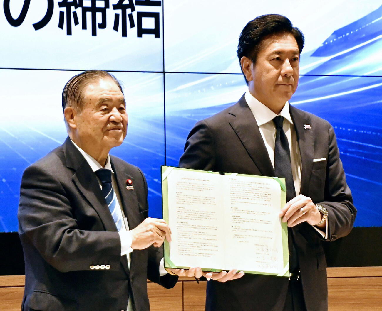 新大会設立に向けた連携協定を結んだ、日本スポーツ協会の遠藤利明会長（左）と日本eスポーツ協会の早川英樹会長（共同）