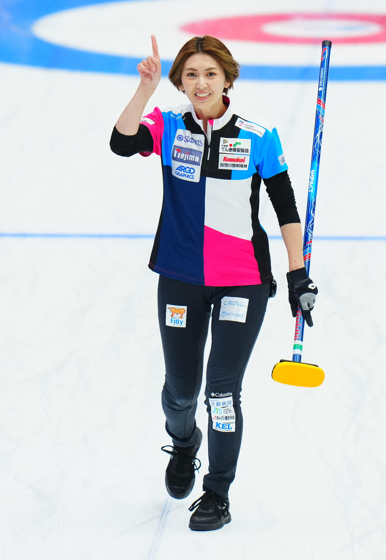 6月、日本選手権の札幌国際大戦でストーンを投じ笑顔を見せるフォルティウスの吉村紗也香
