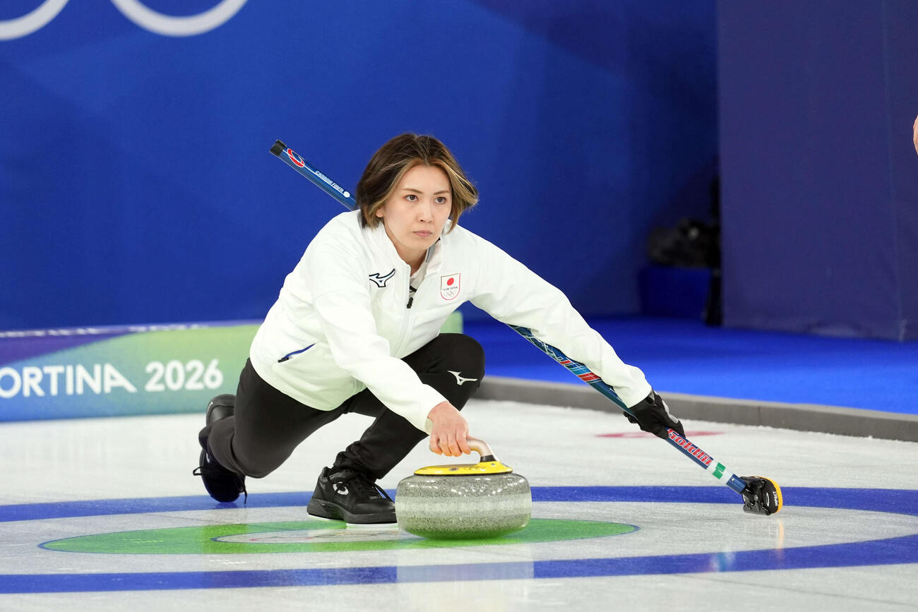 2月、五輪のデンマーク戦でショットを放つ吉村紗也香