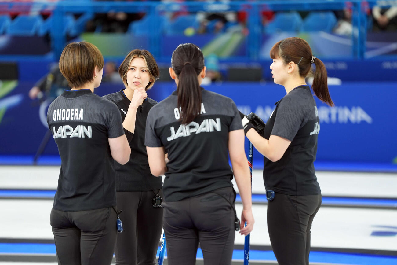 2月、五輪のスウェーデン戦でチームメートを話し合う吉村紗也香（左から2人目）