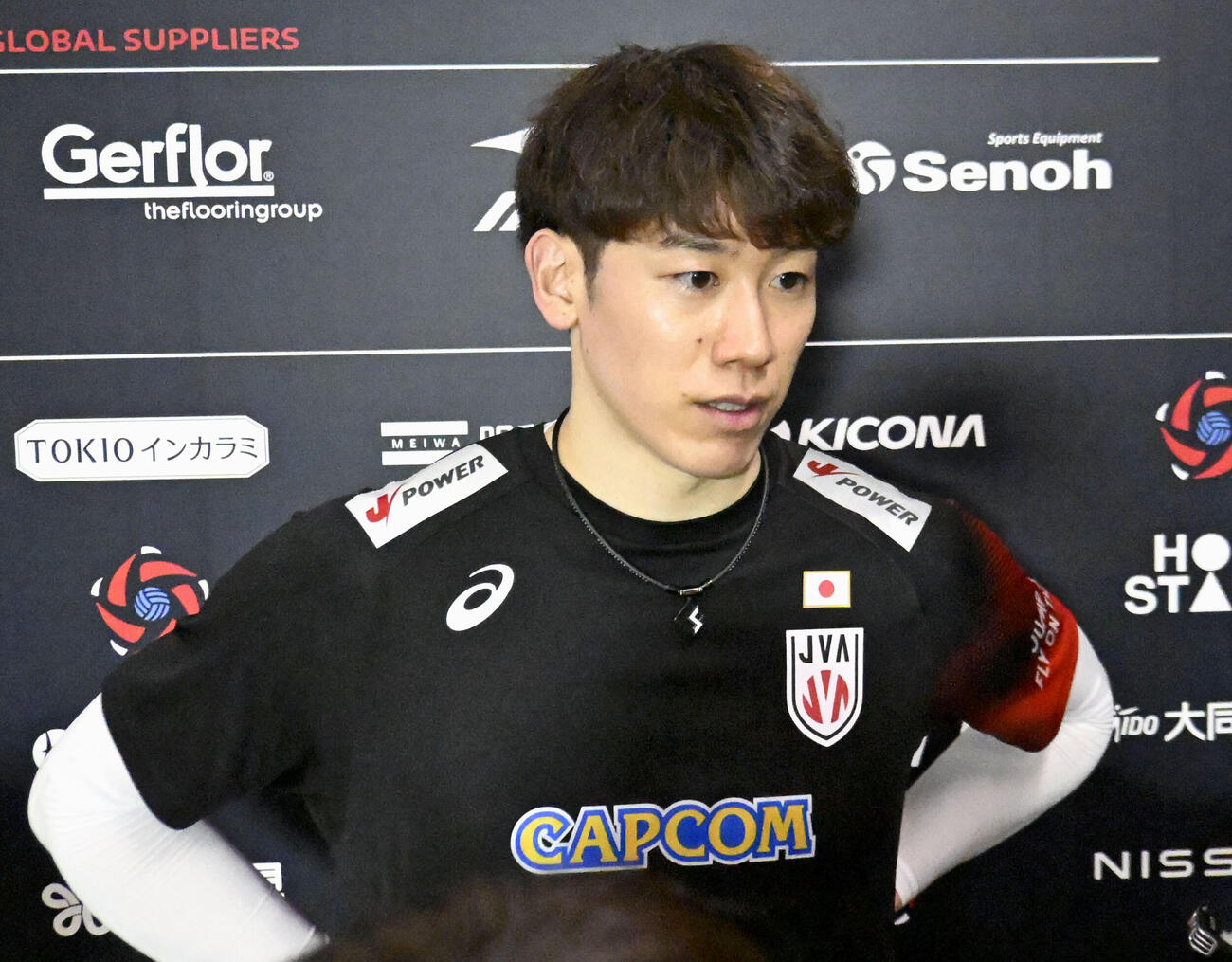 練習後、取材に応じるバレーボール男子日本代表の石川祐希＝3日、北九州市（共同）