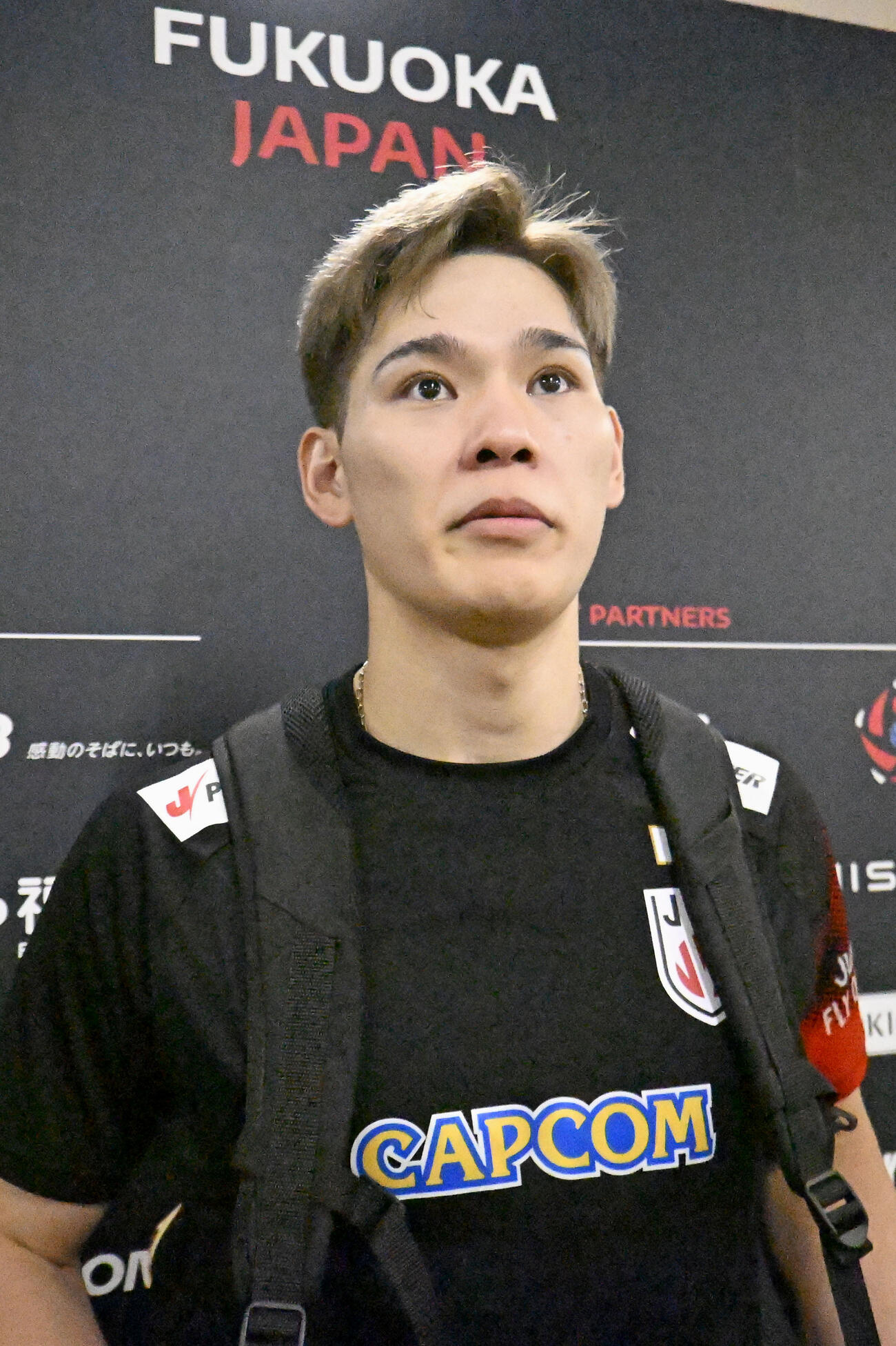 練習後、取材に応じるバレーボール男子日本代表の西田有志＝3日、北九州市（共同）