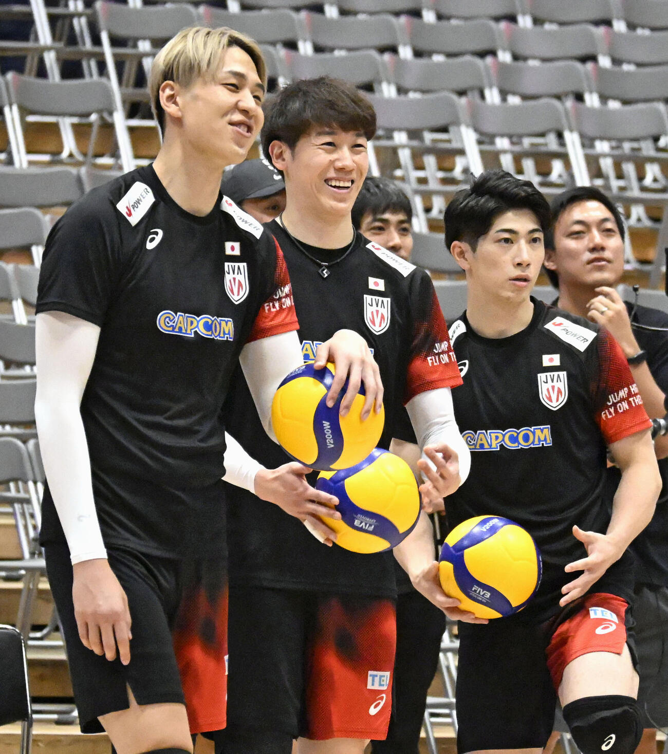 練習で笑顔を見せる石川祐希（左から2人目）ら＝北九州市（共同）