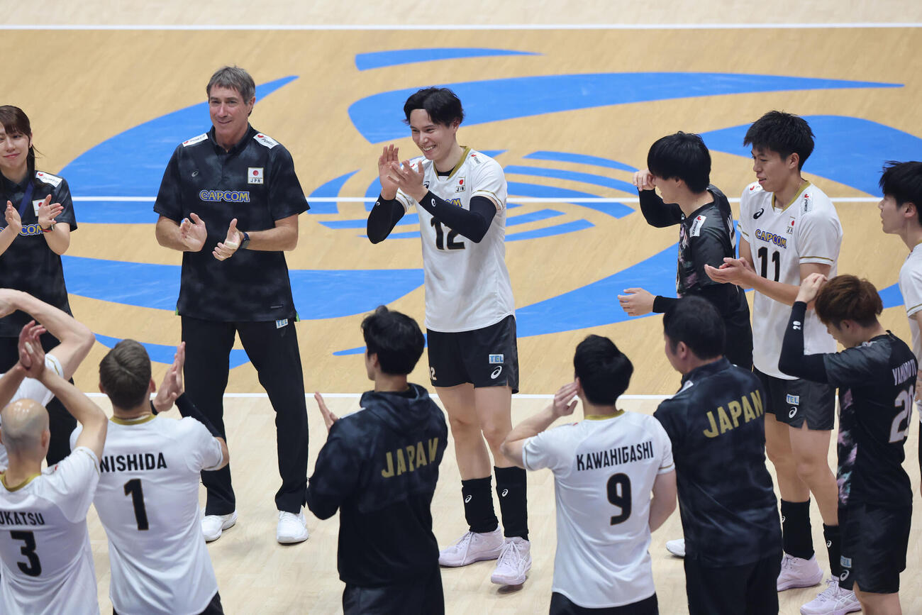 試合前にコートで輪になるバレー男子日本代表チーム（撮影・梅根麻紀）