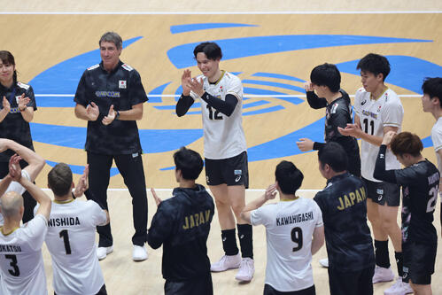 試合前にコートで輪になるバレー男子日本代表チーム(撮影・梅根麻紀)