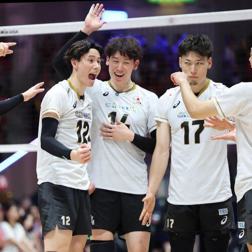 日本対オマーン サービスエースを決め喜ぶ高橋藍(左)(撮影・梅根麻紀)