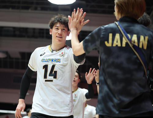 オマーンに勝利を飾りスタッフとハイタッチをする石川祐希(撮影・梅根麻紀)