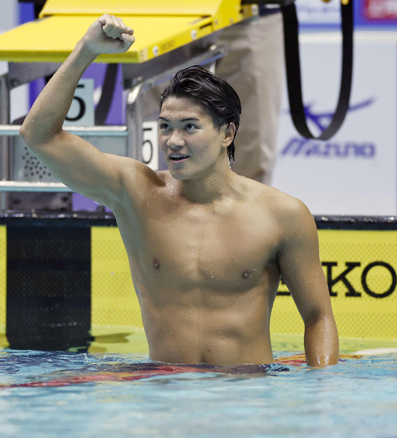 男子400メートル個人メドレーを日本新記録で優勝しガッツポーズする松下知之（共同）