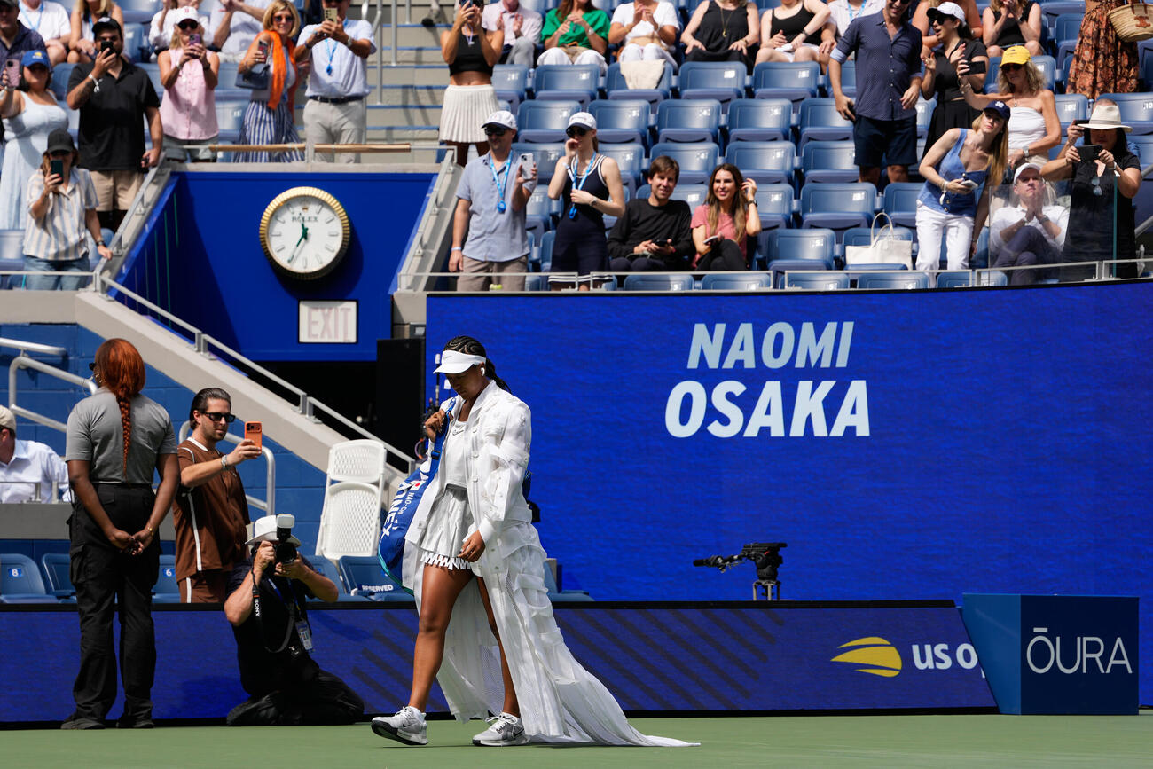 独特の衣装で女子シングルス2回戦に臨む大坂なおみ（AP）