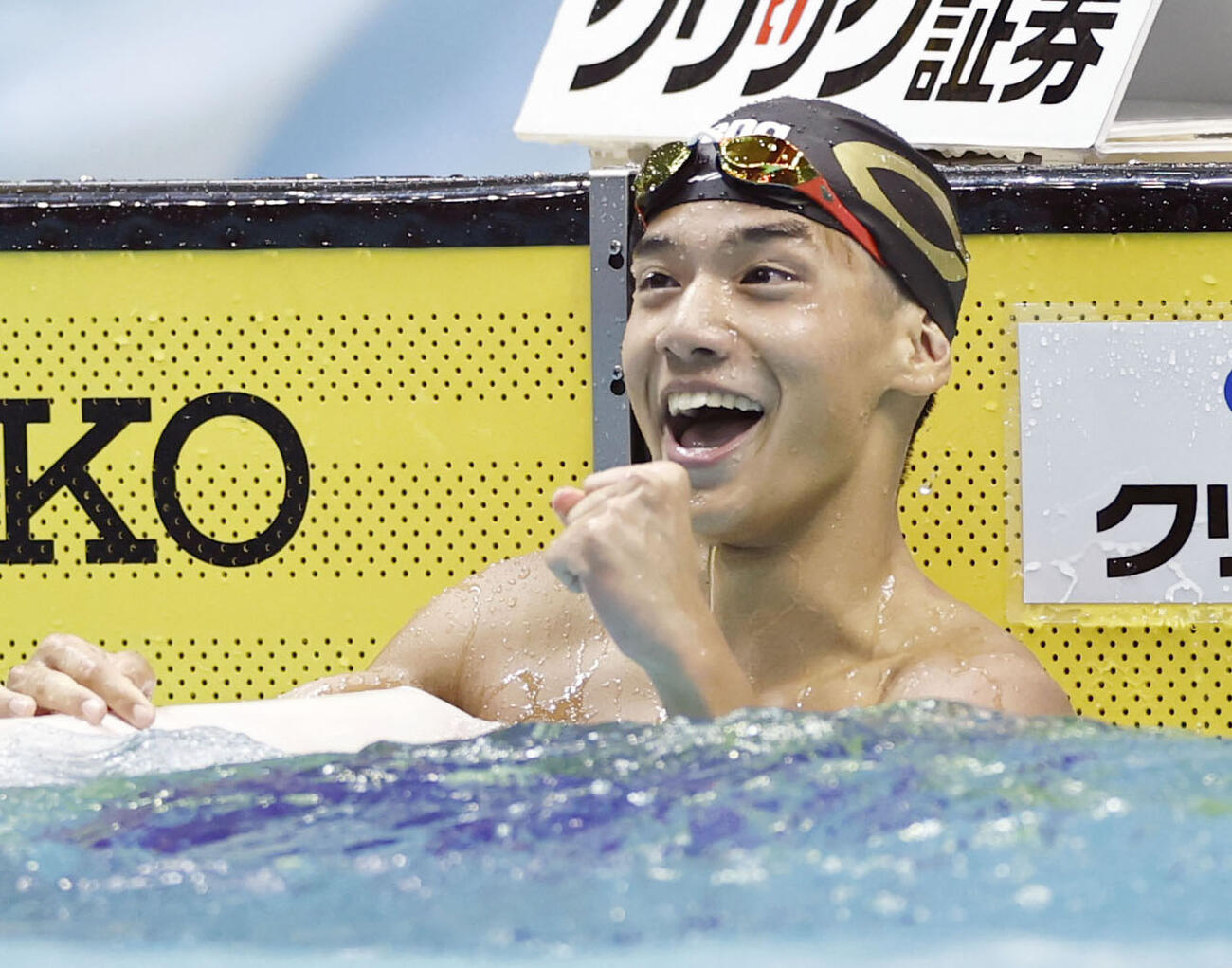 男子100メートル自由形で優勝し、ガッツポーズで喜ぶ村佐達也（2026年9月3日撮影）