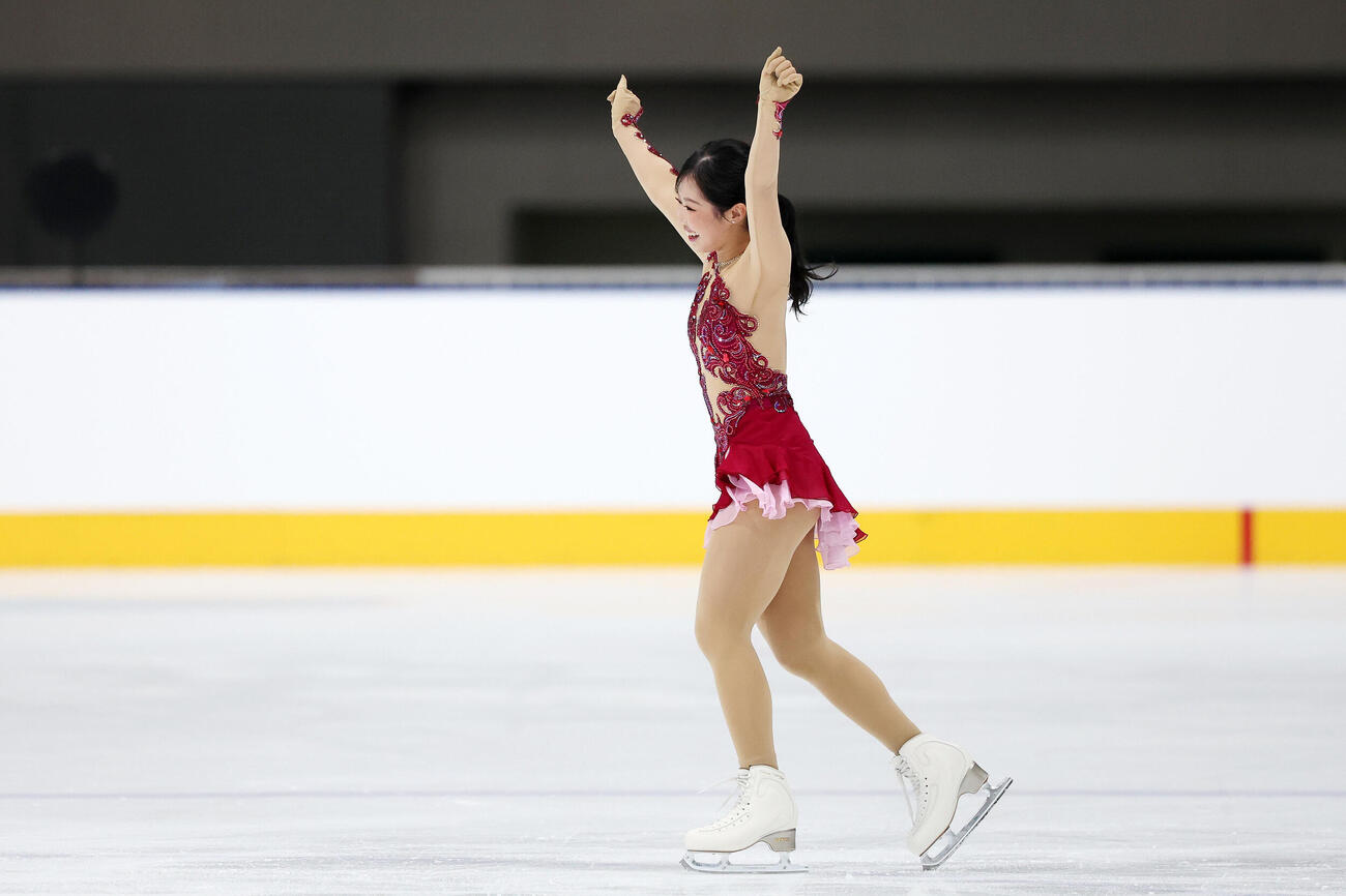 女子SPを終え笑顔でガッツポーズする中井亜美（撮影・宮地輝）