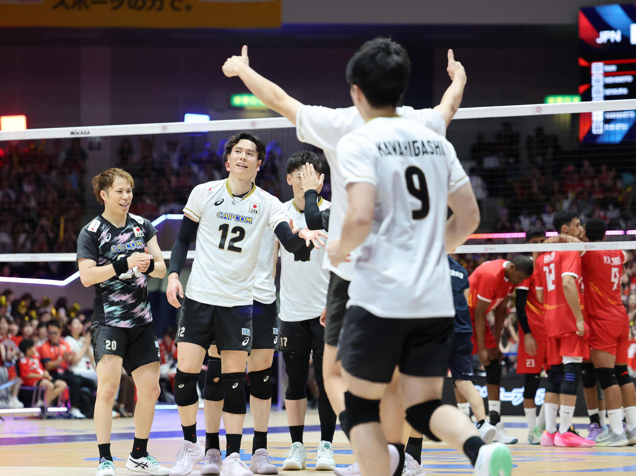 オマーンに勝利を飾ったバレー男子代表は喜ぶ（撮影・梅根麻紀）