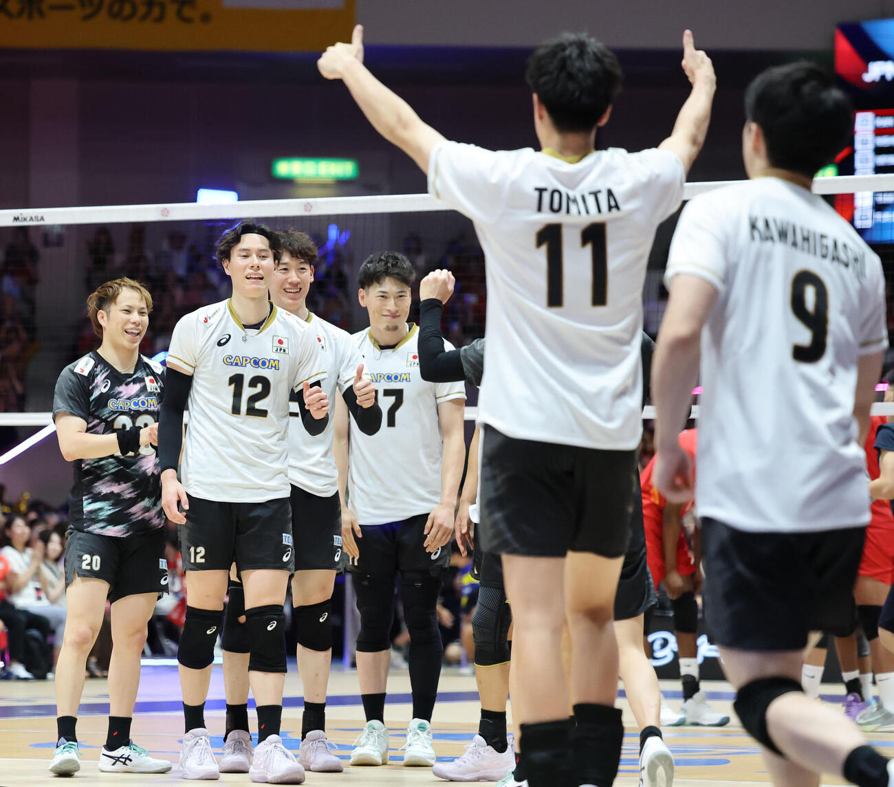 オマーンに勝利を飾ったバレー男子代表は喜ぶ（撮影・梅根麻紀）