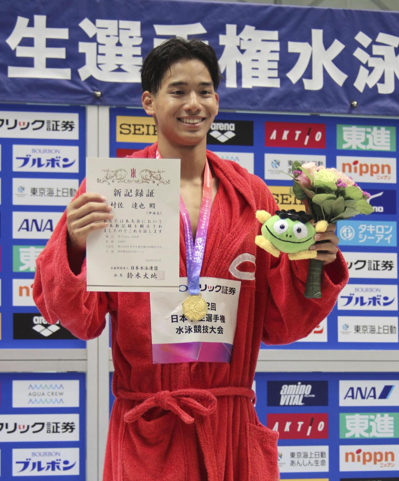 男子400メートルリレーで中大の第1泳者を務め、100メートル自由形の日本新をマークした村佐達也（共同）