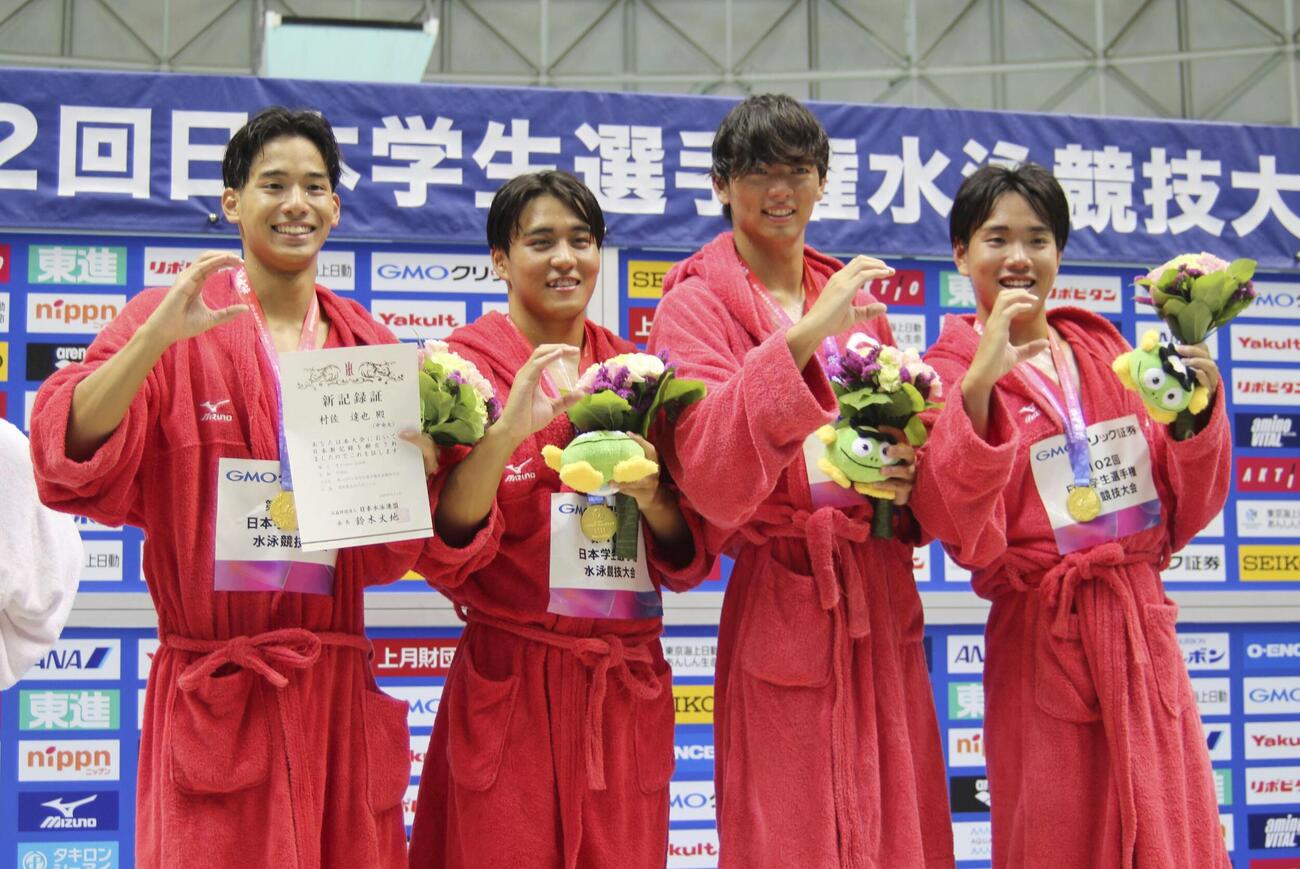 男子400メートルリレーで中大の第1泳者を務め、100メートル自由形の日本新をマークした村佐達也（左端）＝東和薬品ラクタブドーム（共同）
