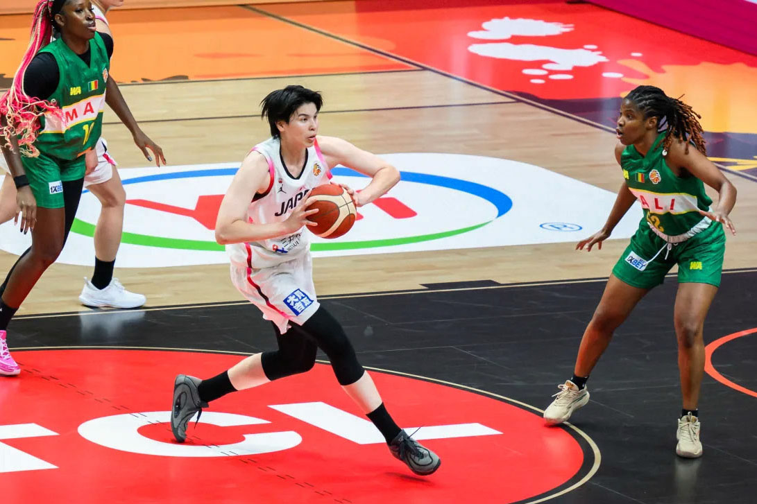 マリ戦でプレーする渡嘉敷（中央）（（C）FIBA）（共同）
