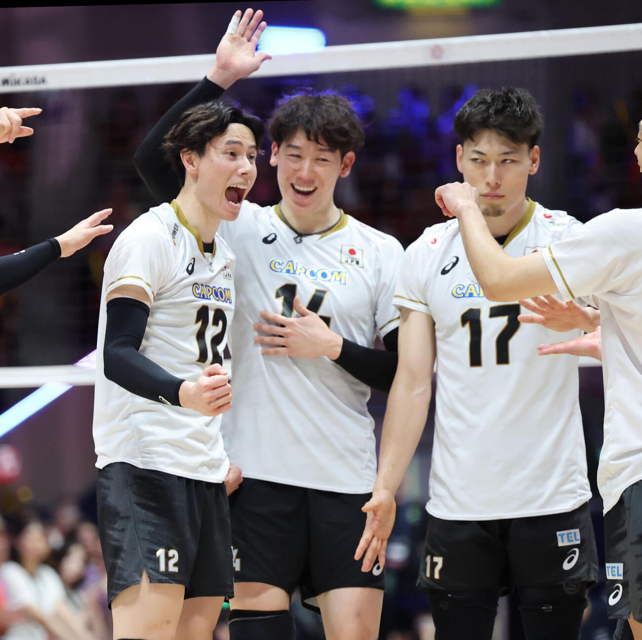 日本対オマーン　サービスエースを決め喜ぶ高橋藍（左）（撮影・梅根麻紀）