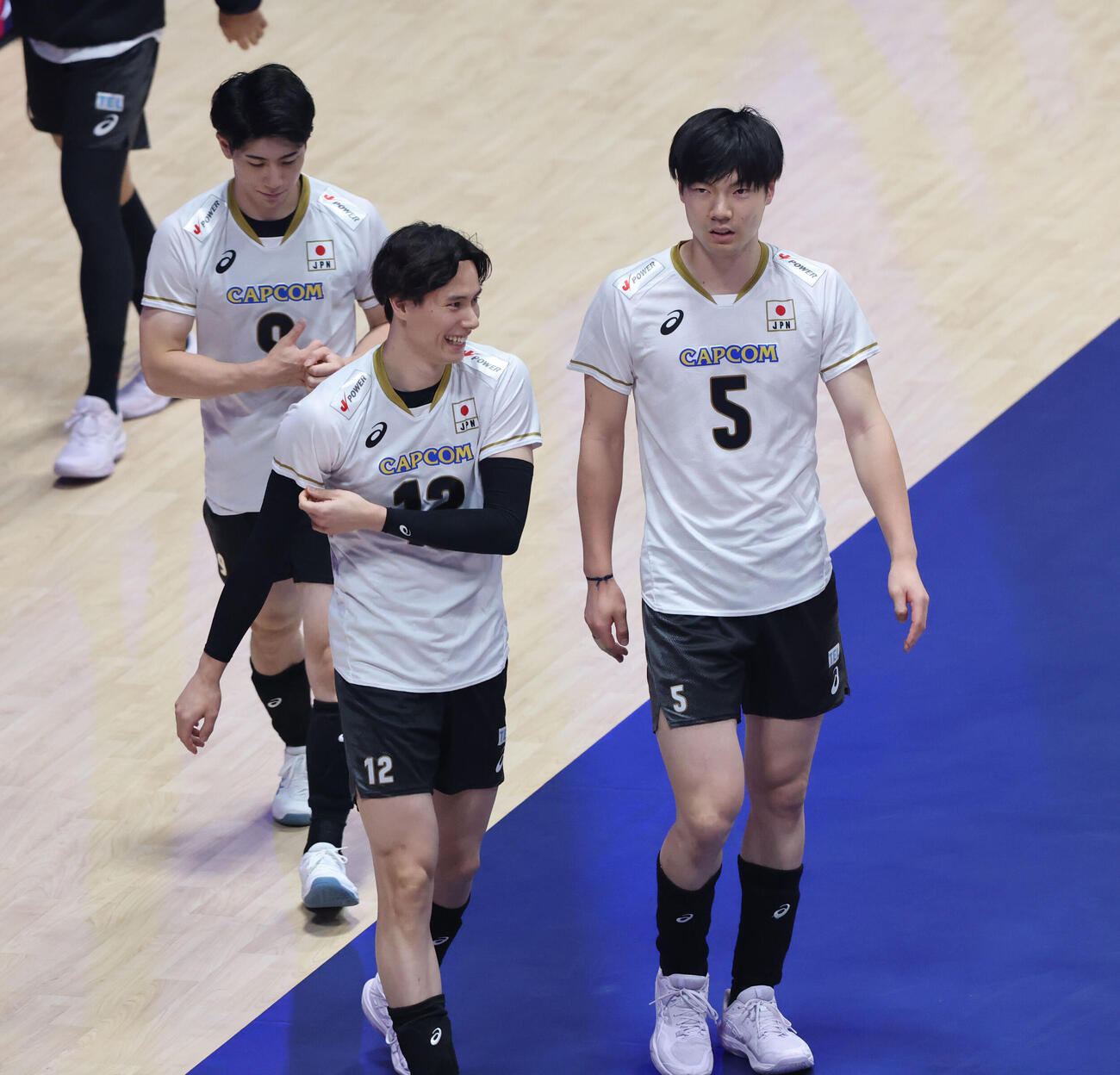 日本対オマーン　試合前にウォーミングアップをする高橋藍と大塚達宣（右）（撮影・梅根麻紀）