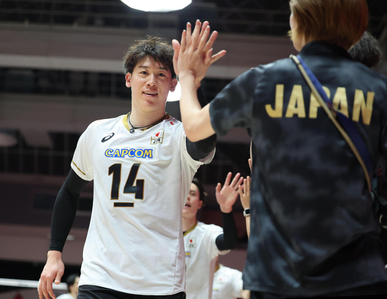 オマーンに勝利を飾りスタッフとハイタッチをする石川祐希（撮影・梅根麻紀）
