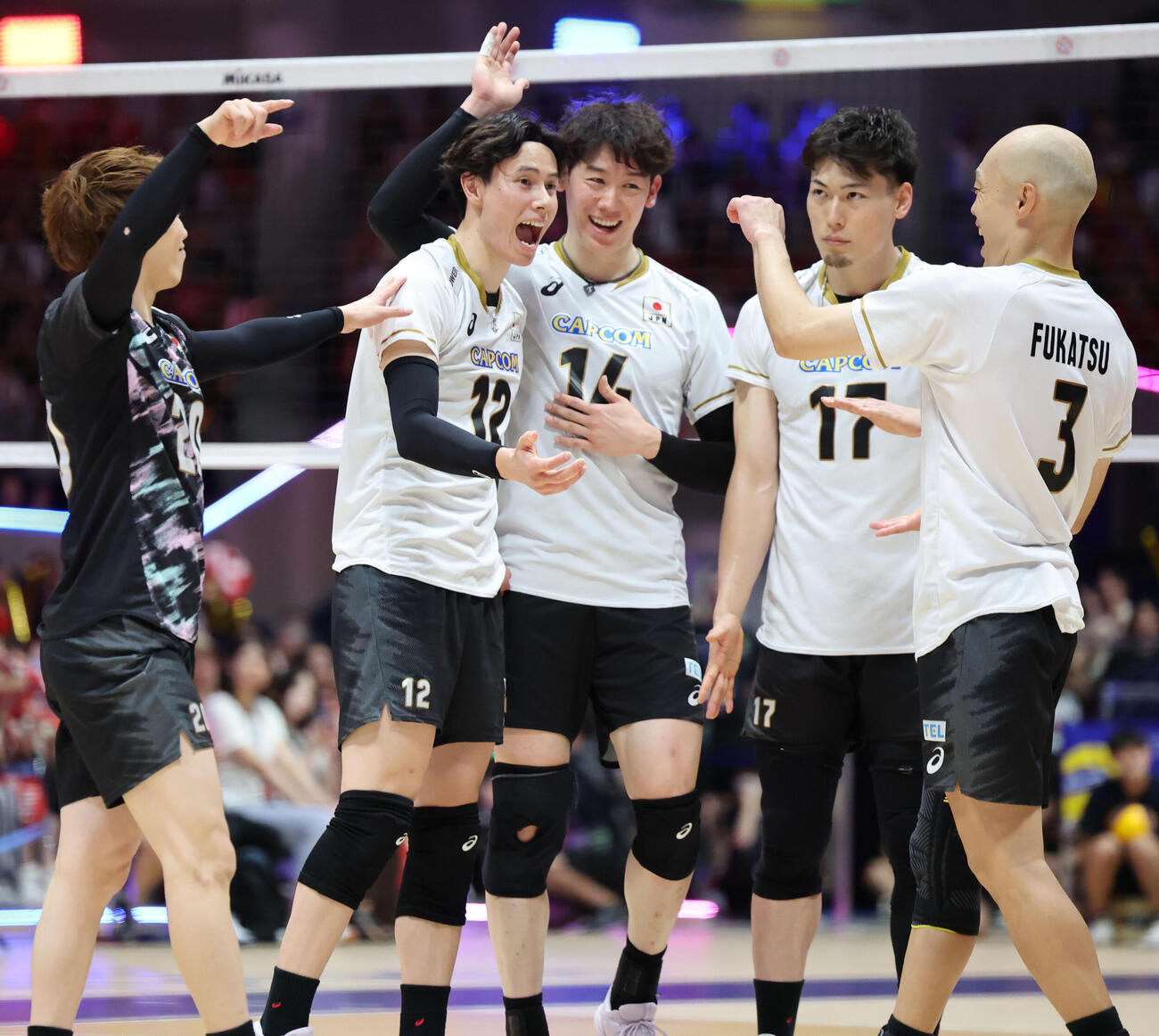 サービスエースを決め喜ぶ高橋藍（左から2人目）（撮影・梅根麻紀）