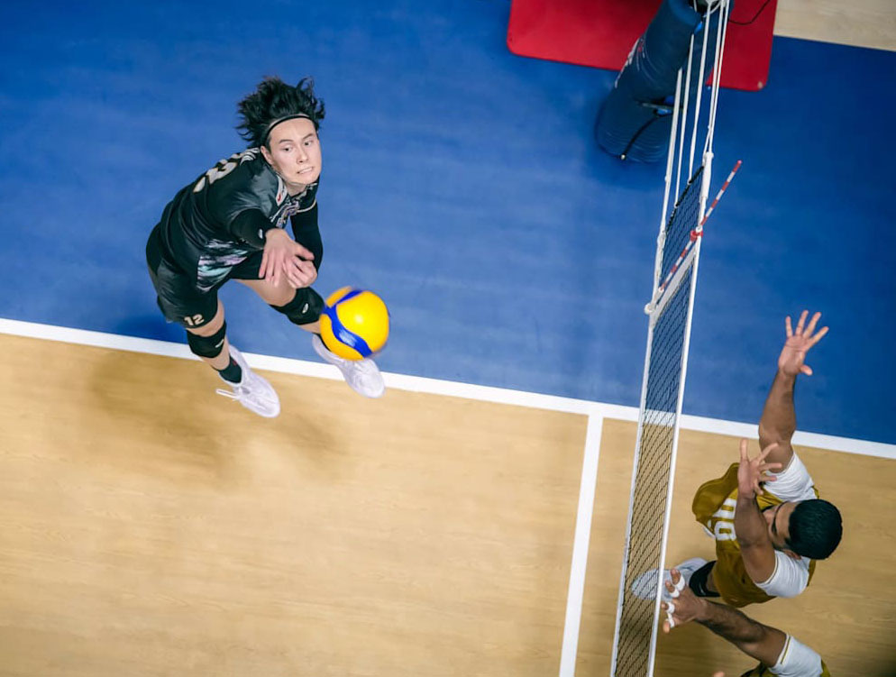 1次リーグのバーレーン戦でスパイクを放つ高橋＝北九州市立総合体育館（Volleyball World提供）