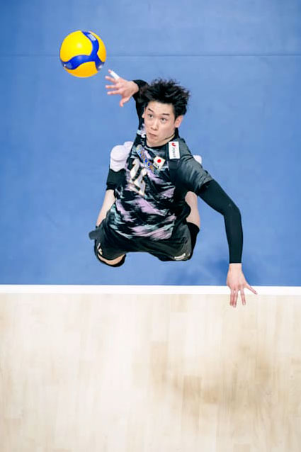1次リーグのバーレーン戦でプレーする石川＝北九州市立総合体育館（Volleyball World提供）