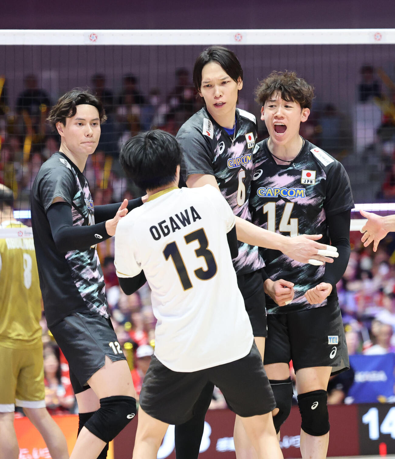 日本対バーレーン　第3セット、スパイクを決めた山内晶大（右から2人目）、右は石川祐希（撮影・梅根麻紀）