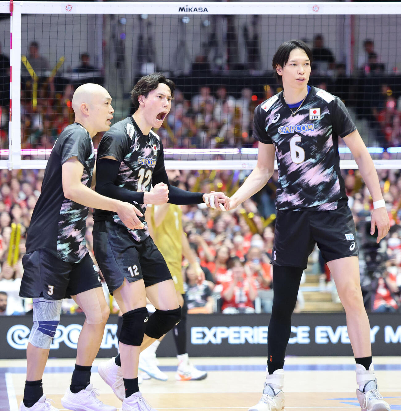 日本対バーレーン　第3セット　バーレーンを破った日本代表は気合いの入った表情を浮かべる（撮影・梅根麻紀）